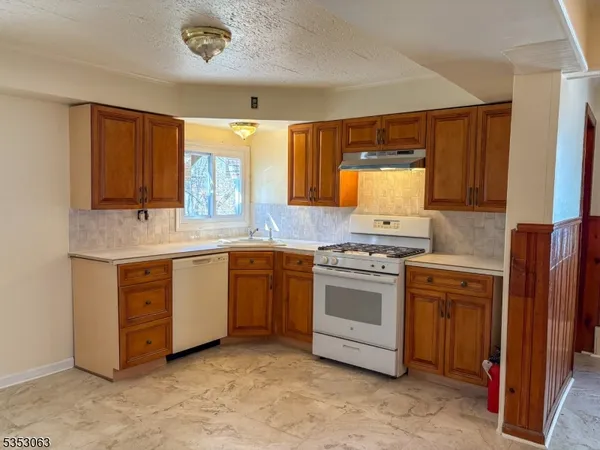 $2,500 | 174 West Main Street, Bound Brook, NJ 08805