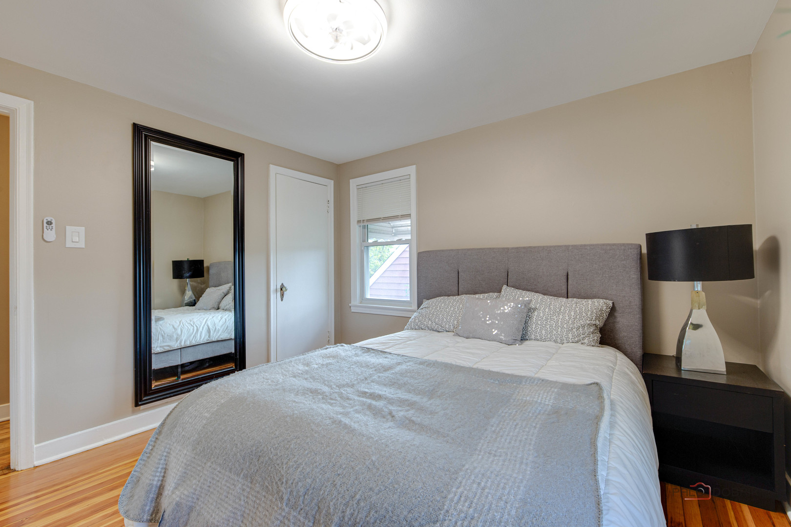 2320 South 22nd Avenue Broadview, IL 60155 - Photo 19 of 35 a bedroom with a bed and a lamp