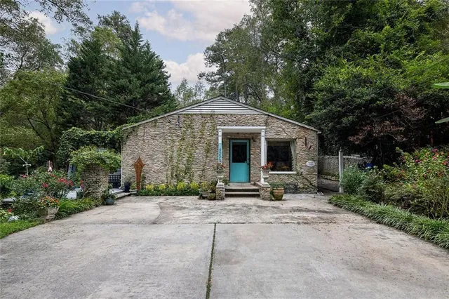 a view of a house with backyard and garden