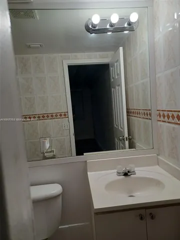 $1,975 | 980 Northeast 170th Street, Unit 204, North Miami Beach, FL 33162