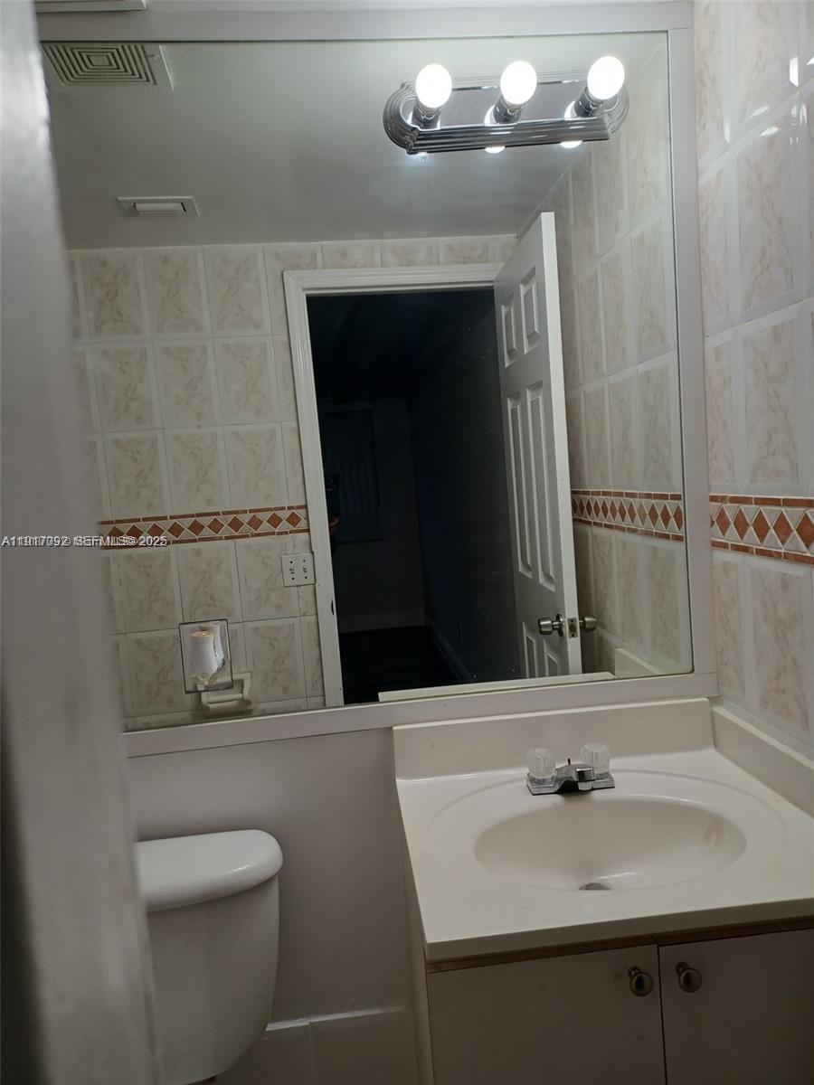 980 Northeast 170th Street, Unit 204 North Miami Beach, FL 33162 - Photo 17 of 29