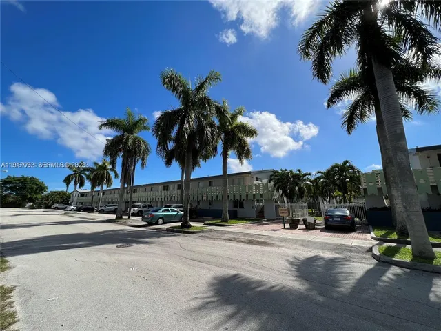 $1,975 | 980 Northeast 170th Street, Unit 204, North Miami Beach, FL 33162