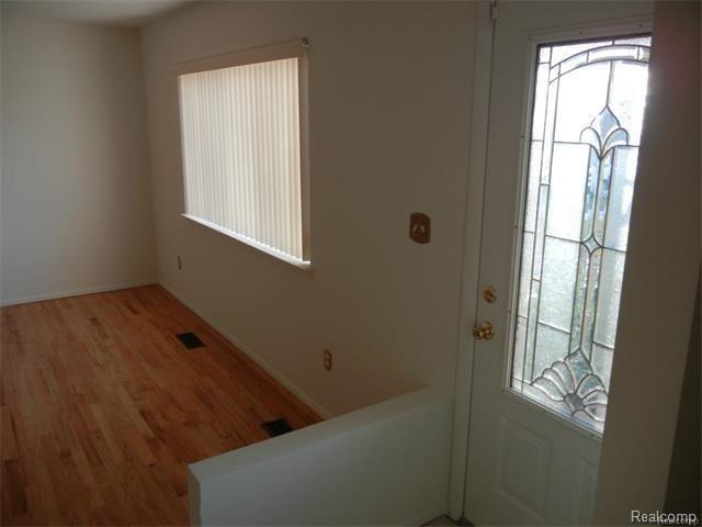705 Sheffield Road Auburn Hills, MI 48326 - Photo 2 of 23 Living Room