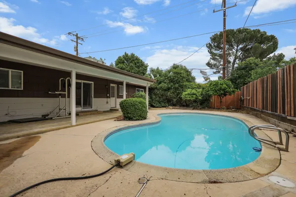 $379,900 | 2185 Galaxy Way, Redding, CA 96002