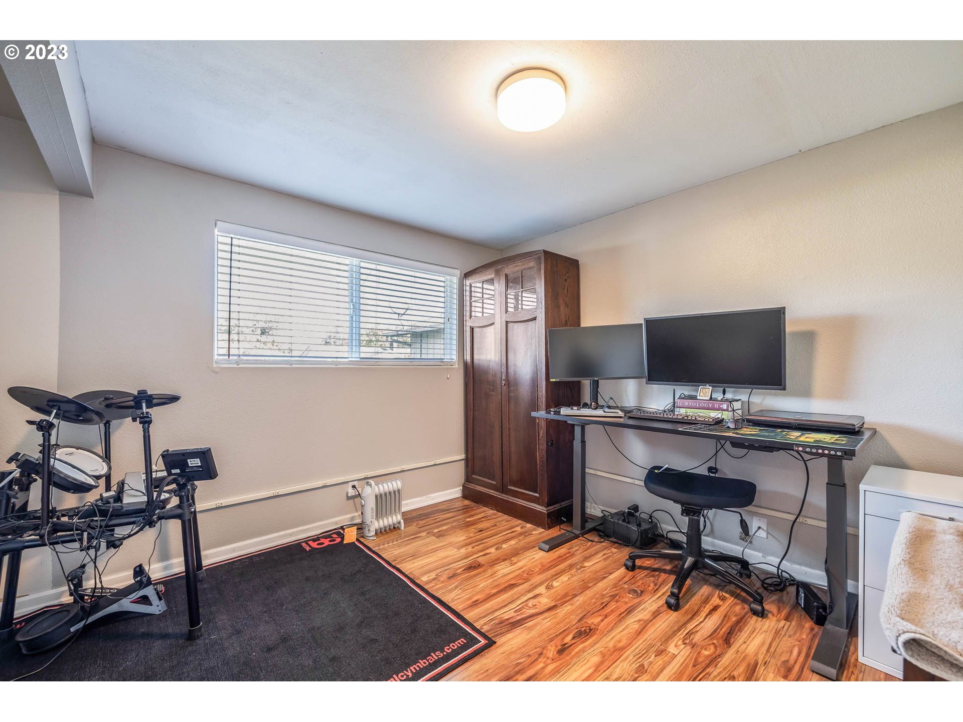 1083 Quinalt Street Springfield, OR 97477 - Photo 27 of 39 a workspace with furniture and a window