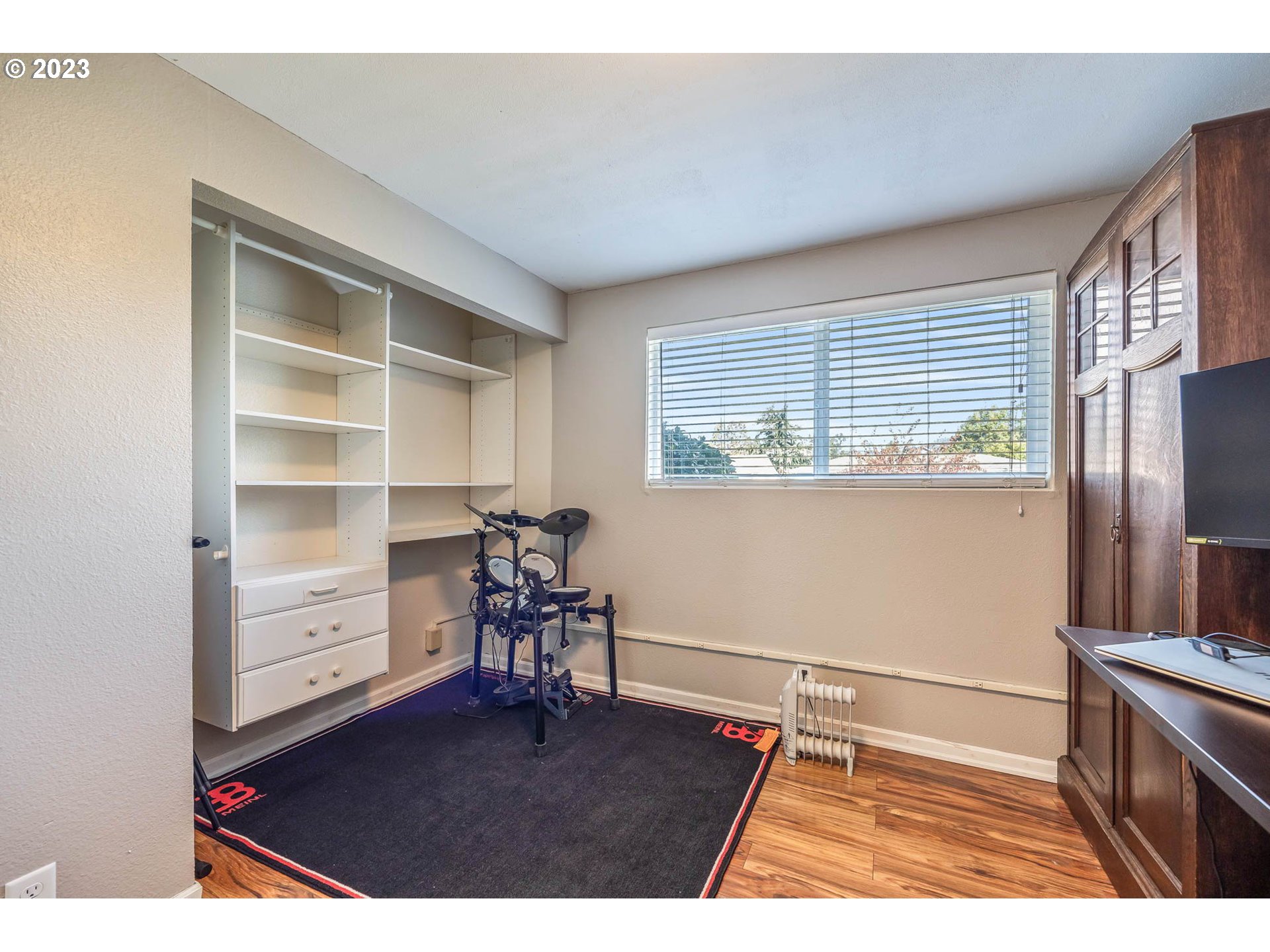1083 Quinalt Street Springfield, OR 97477 - Photo 29 of 39 a room with furniture and a window