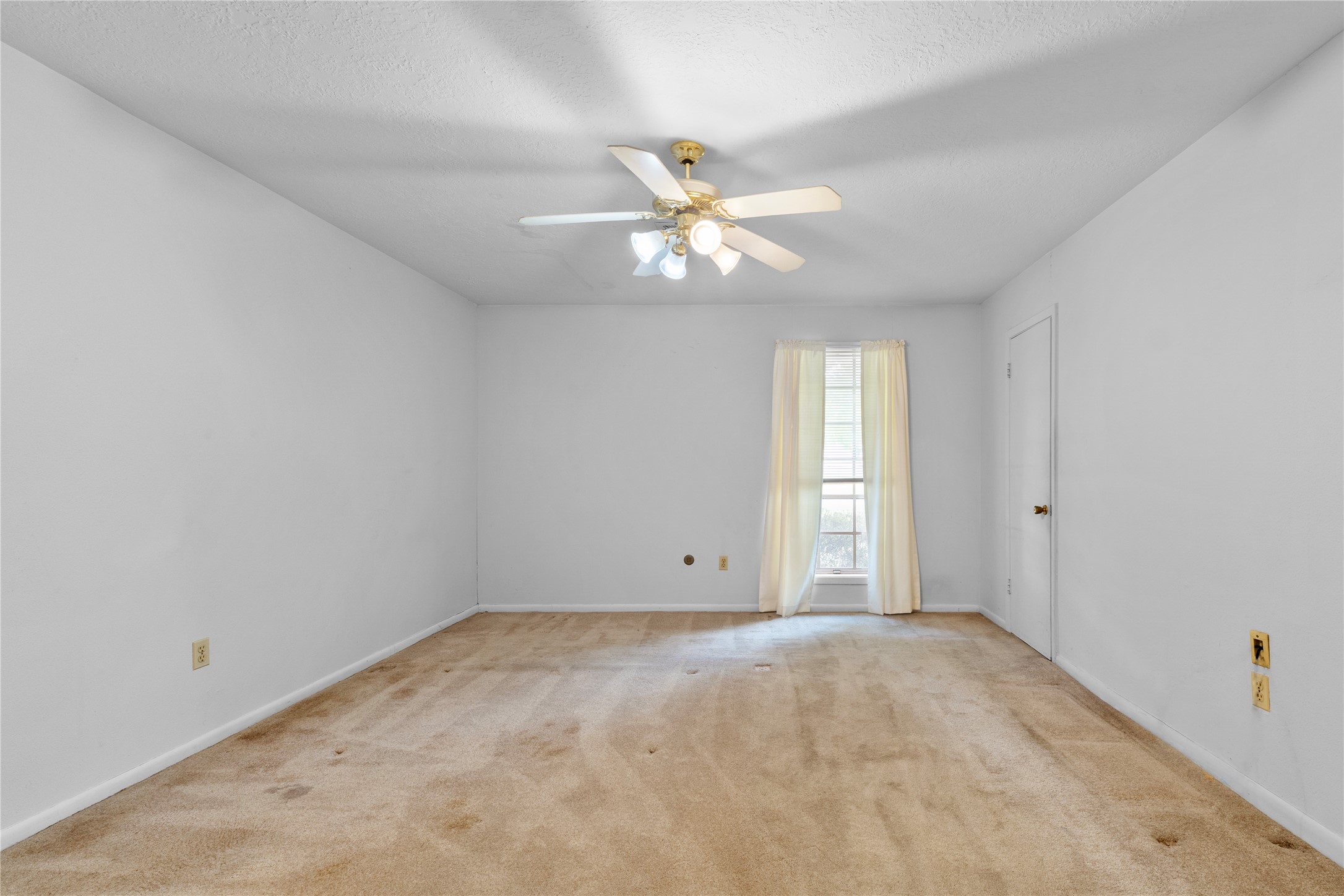 2117 South Houston Road Pasadena, TX 77502 - Photo 19 of 28 Primary Bedroom