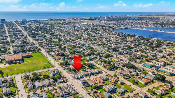 $1,400 | 1311 53rd Street, Galveston, TX 77551