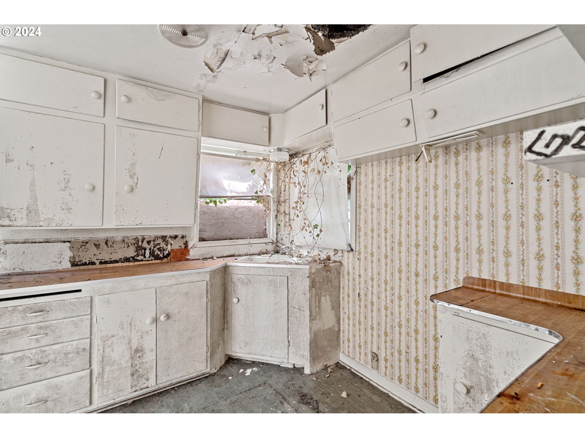 13175 Southwest Larson Street Beaverton, OR 97005 - Photo 11 of 33 Gallery Image 11