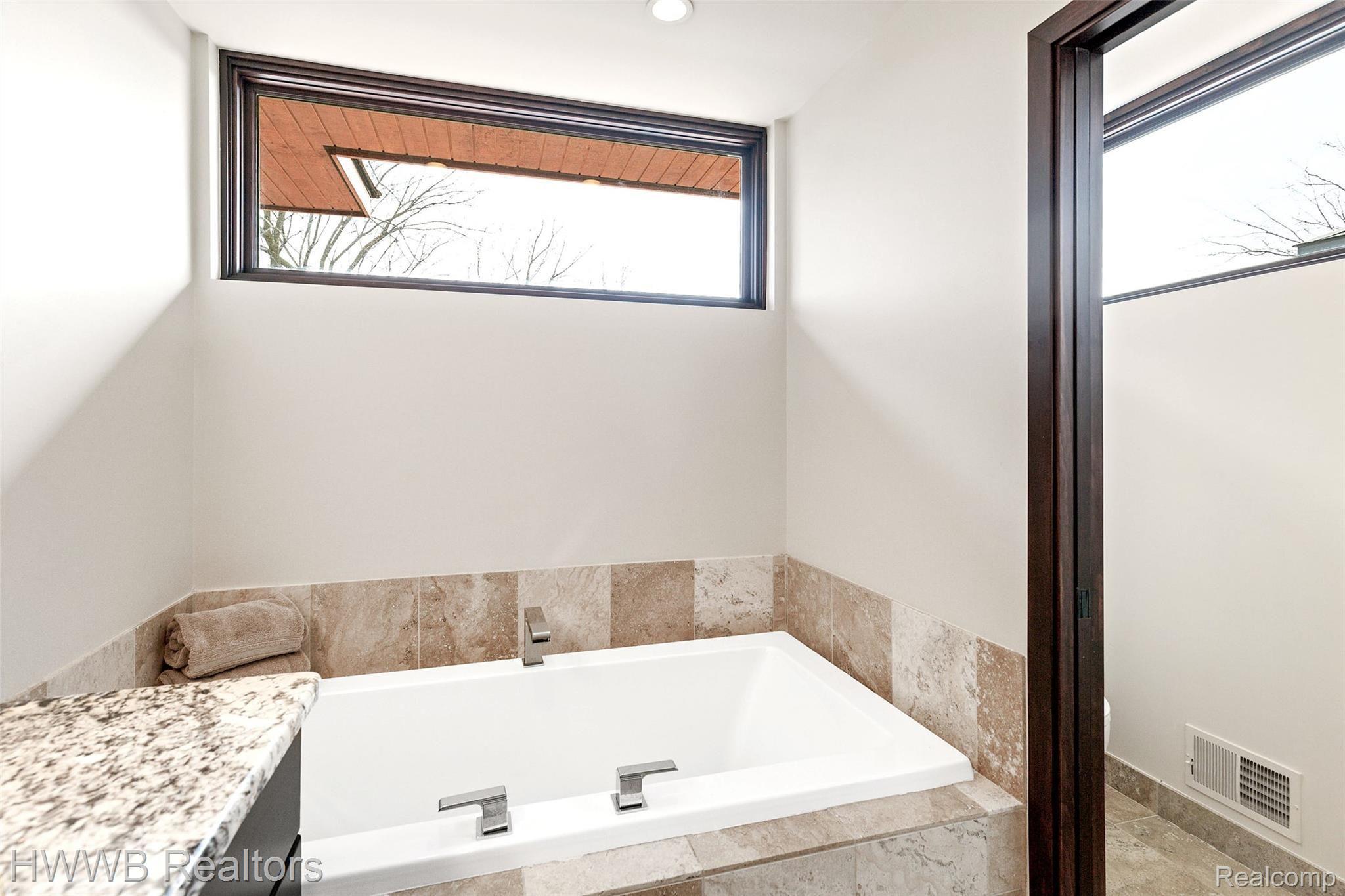1228 Ruffner Avenue Birmingham, MI 48009 - Photo 26 of 47 26 - Master Bath 3 592A2358.jpg