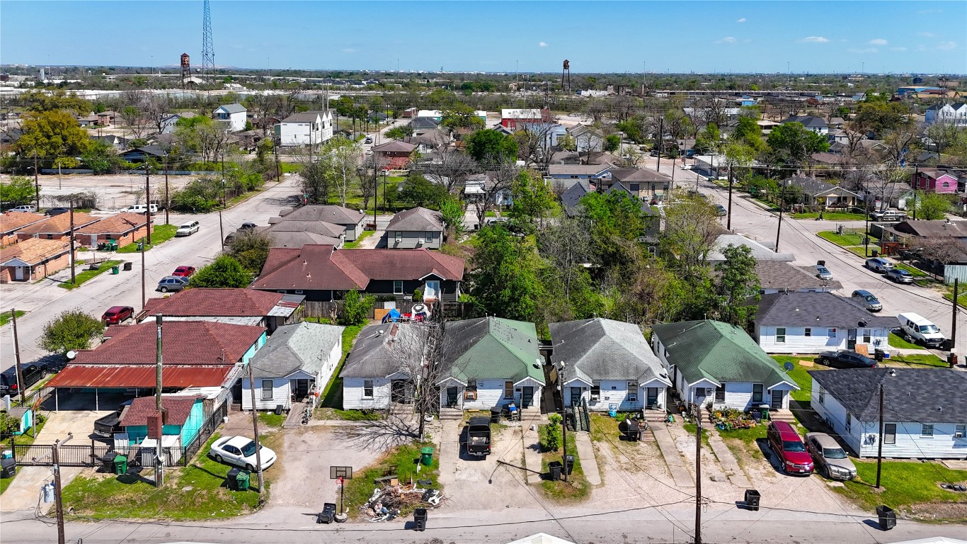 2904 Chapman Street Houston, TX 77009 - Photo 11 of 11 an aerial view of a city