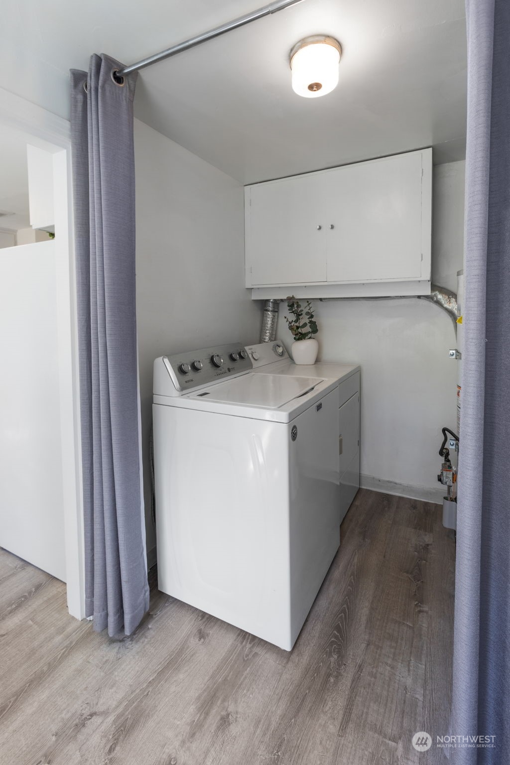 11616 6th Avenue Southwest Seattle, WA 98146 - Photo 18 of 37 a utility room with sink dryer and washer