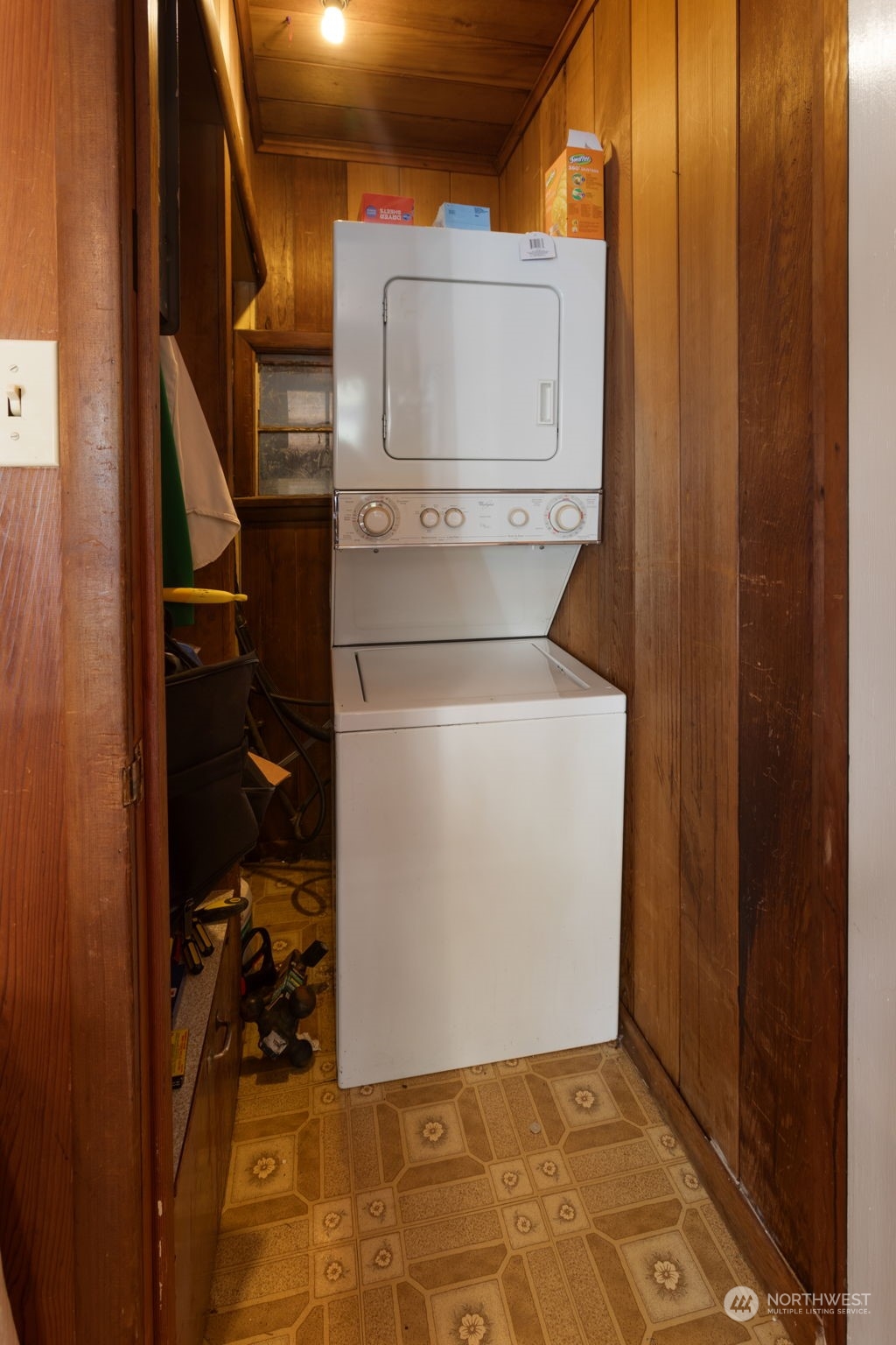 11616 6th Avenue Southwest Seattle, WA 98146 - Photo 32 of 37 a utility room with dryer and washer