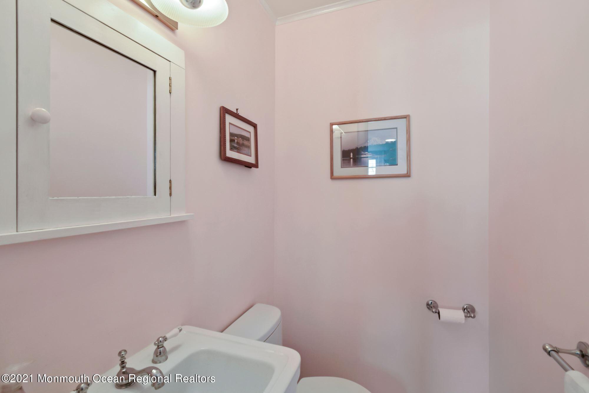 41 River Road Rumson, NJ 07760 - Photo 11 of 23 Powder room