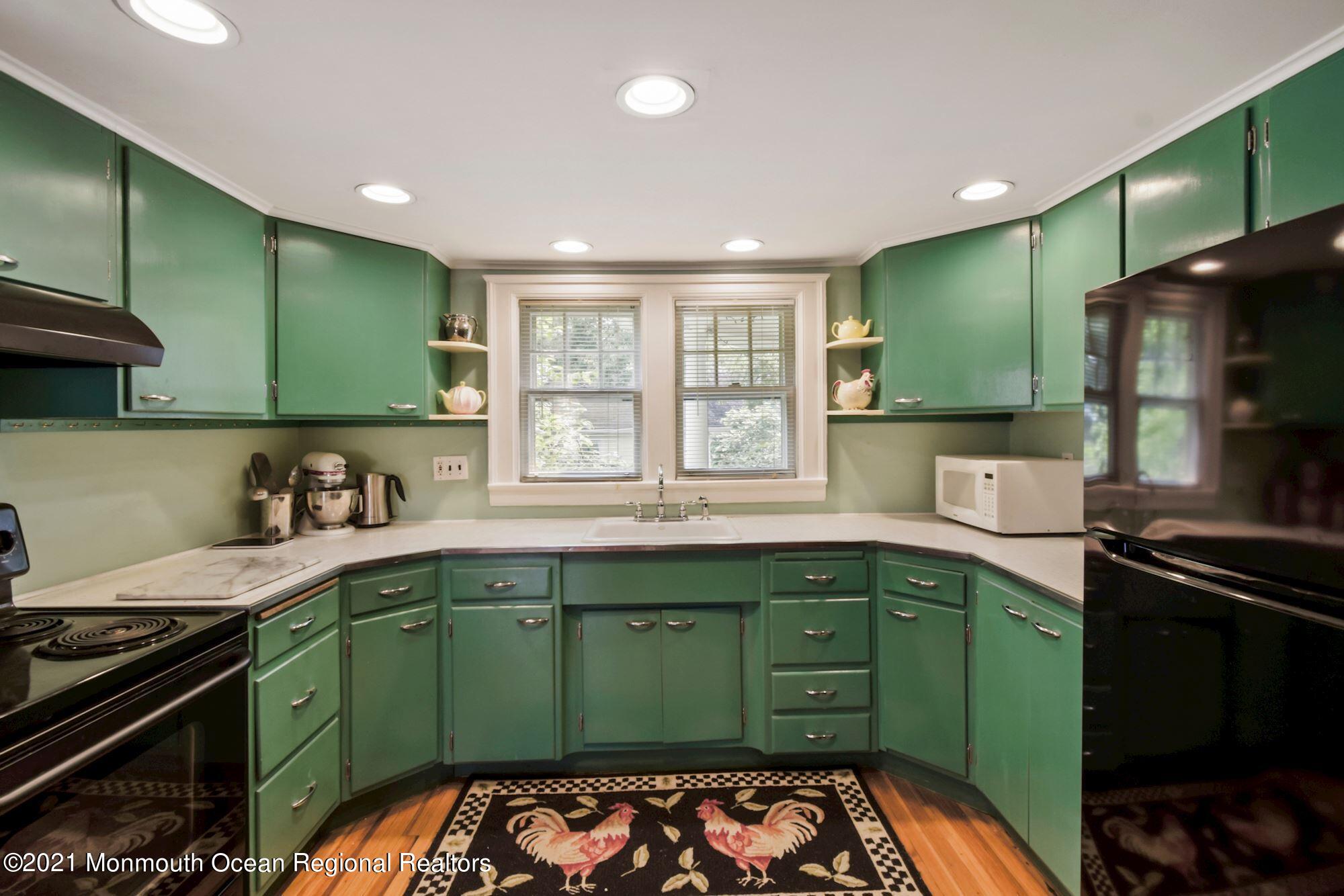 41 River Road Rumson, NJ 07760 - Photo 8 of 23 Large kitchen