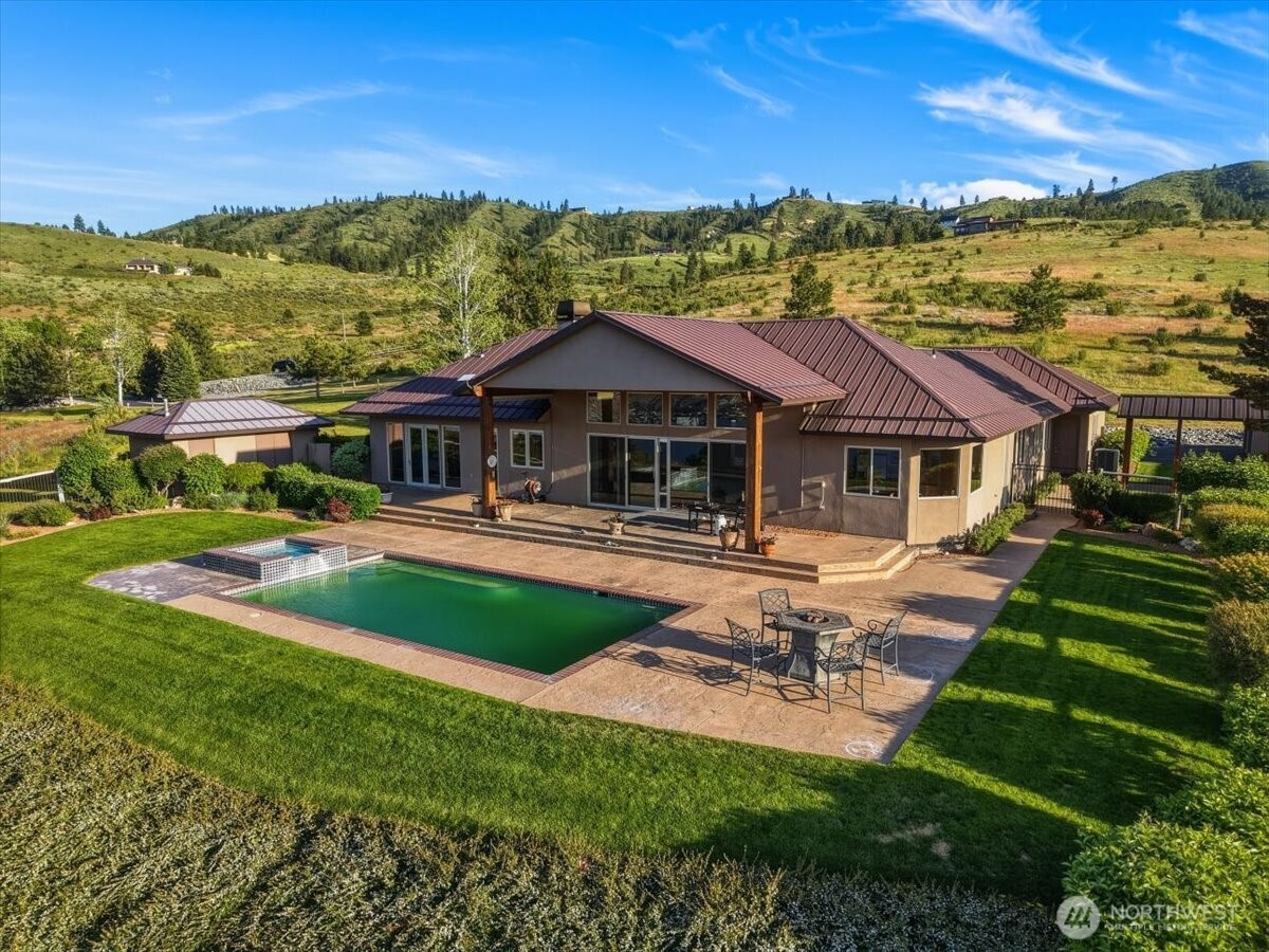 825 Hawks Meadow Road Chelan, WA 98816 - Photo 3 of 40