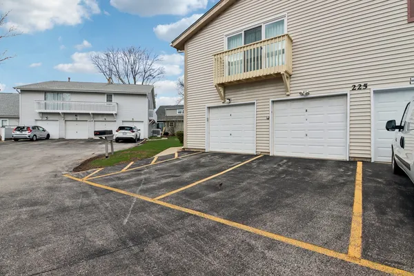 $215,000 | 225 Foxhead Court, Unit B, Bolingbrook, IL 60440