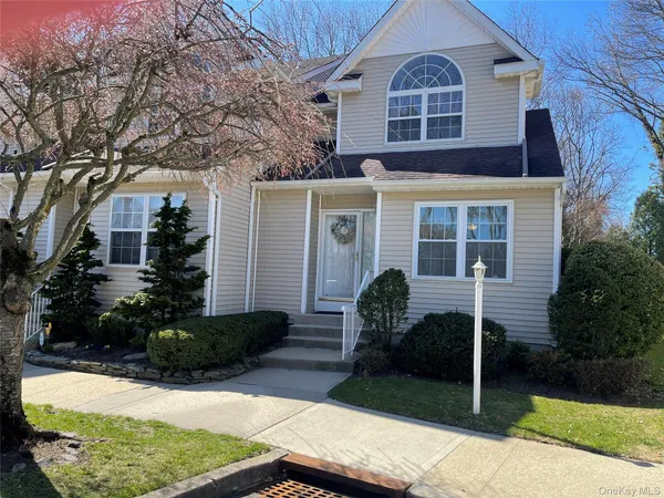 $649,999 | 10 Heckscher Spur Drive, East Islip, NY 11730