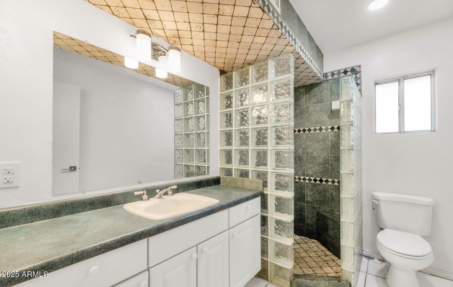 5530 East Exeter Boulevard Phoenix, AZ 85018 - Photo 11 of 16 Bath