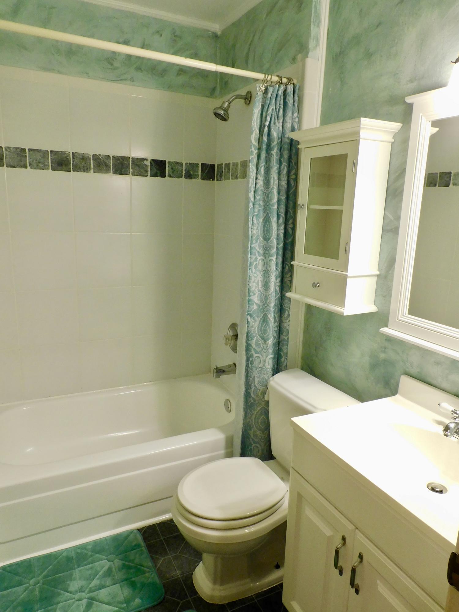 79 Southwest Blackburn Terrace, Unit 4 Stuart, FL 34997 - Photo 29 of 40 Guest Bath