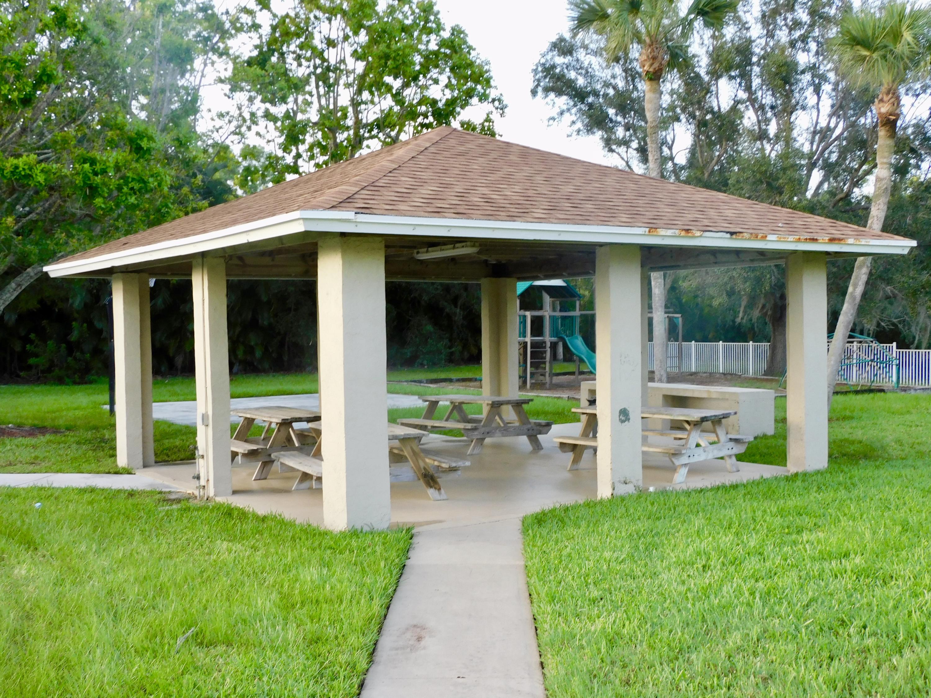 79 Southwest Blackburn Terrace, Unit 4 Stuart, FL 34997 - Photo 35 of 40 Picnic Area