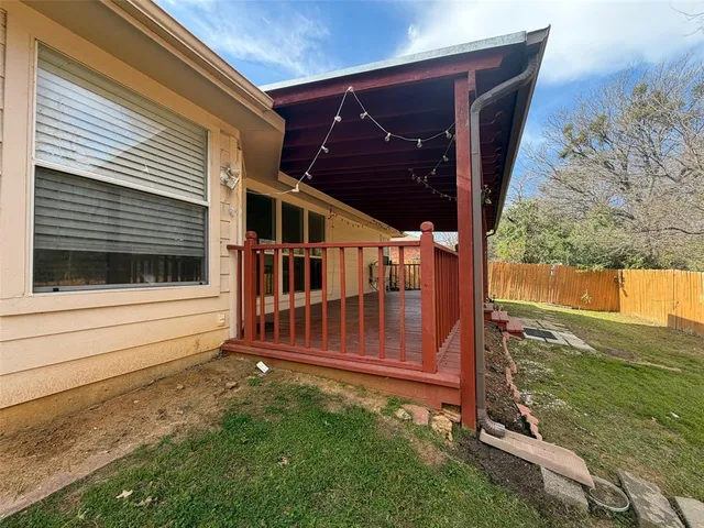 a view of back yard of the house