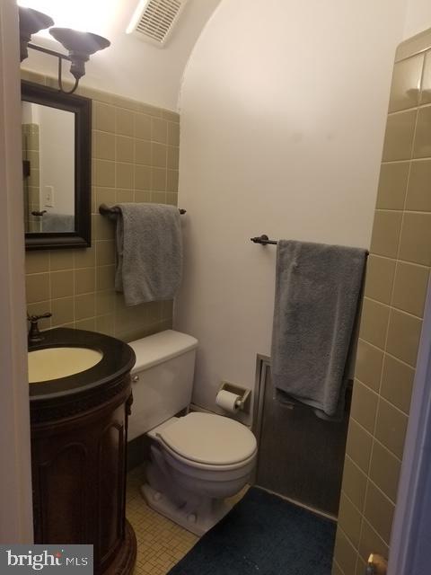 12 Windsor Circle Springfield, PA 19064 - Photo 20 of 28 a bathroom with a toilet a sink and mirror