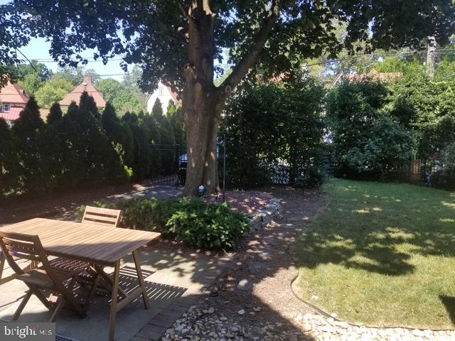 12 Windsor Circle Springfield, PA 19064 - Photo 4 of 28 a view of a backyard with sitting area