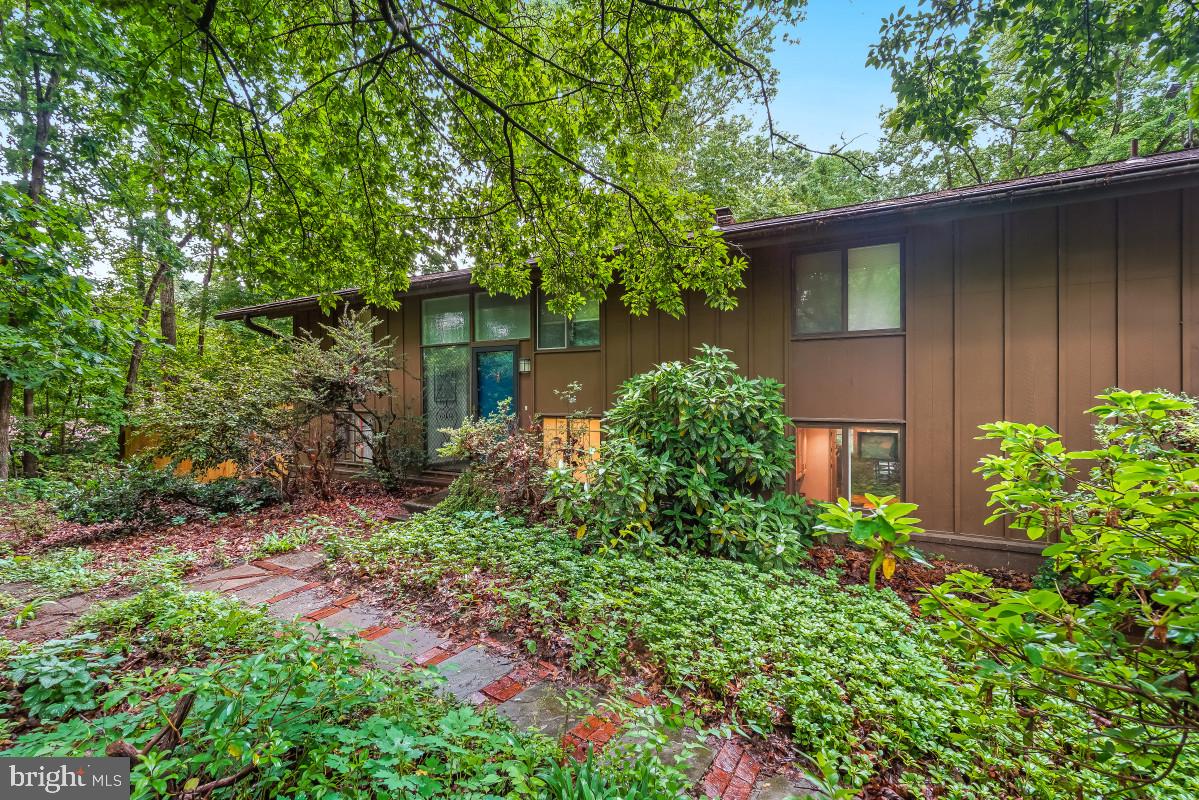 8545 Pineway Court Laurel, MD 20723 - Photo 4 of 10 Distinctive Mid-Century Modern Design