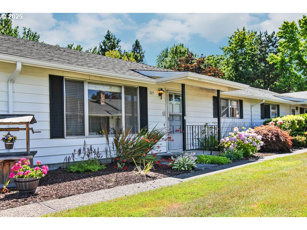 569 Northeast Fleming Avenue Gresham, OR 97030 - Photo 1 of 32 a front view of a house with garden