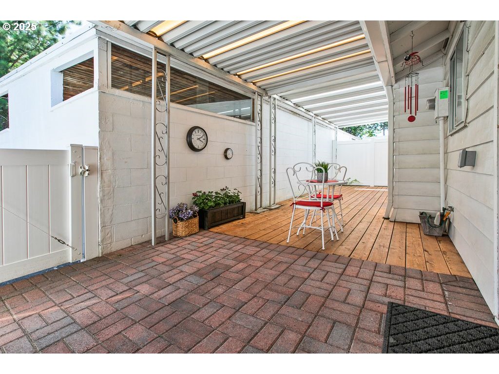 569 Northeast Fleming Avenue Gresham, OR 97030 - Photo 20 of 32 a front view of a house with a yard
