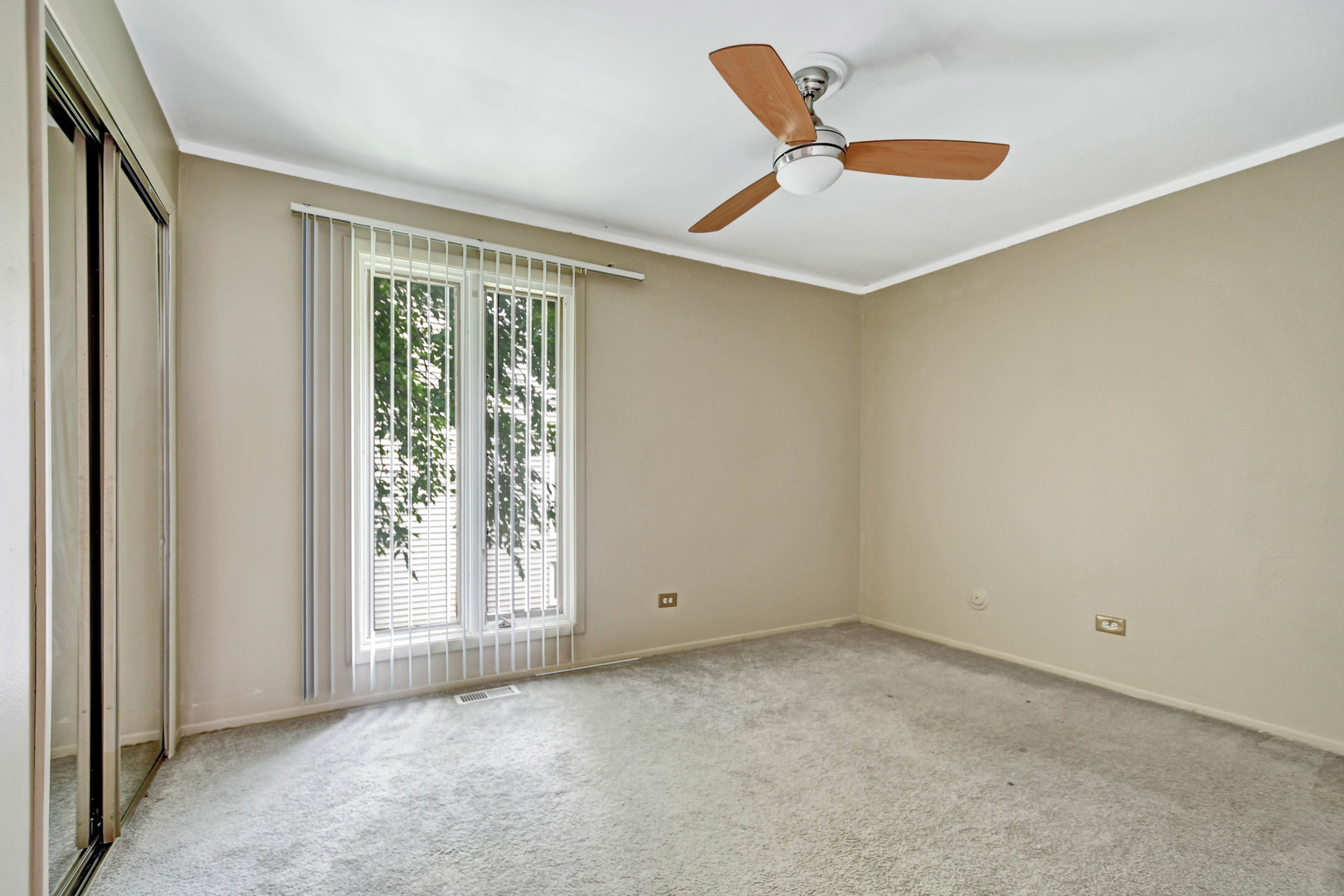 18932 Springfield Avenue Flossmoor, IL 60422 - Photo 11 of 22 a view of an empty room with a window