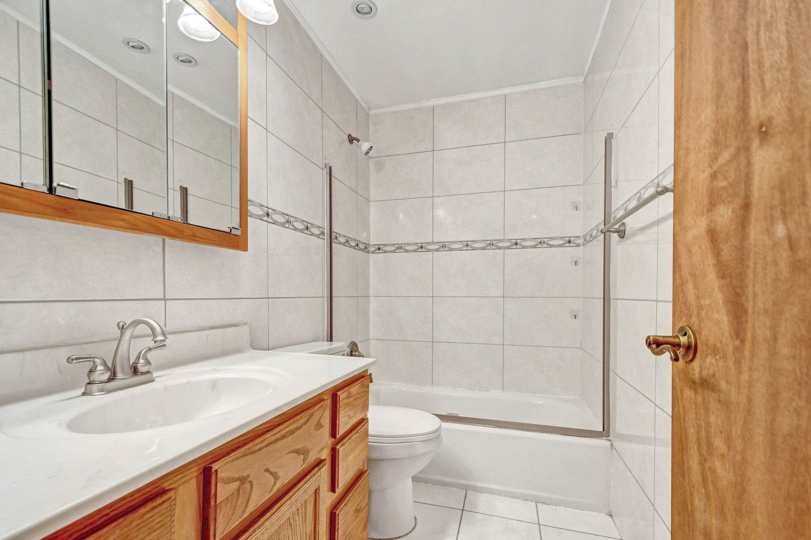 18932 Springfield Avenue Flossmoor, IL 60422 - Photo 13 of 22 a bathroom with a sink a toilet and shower