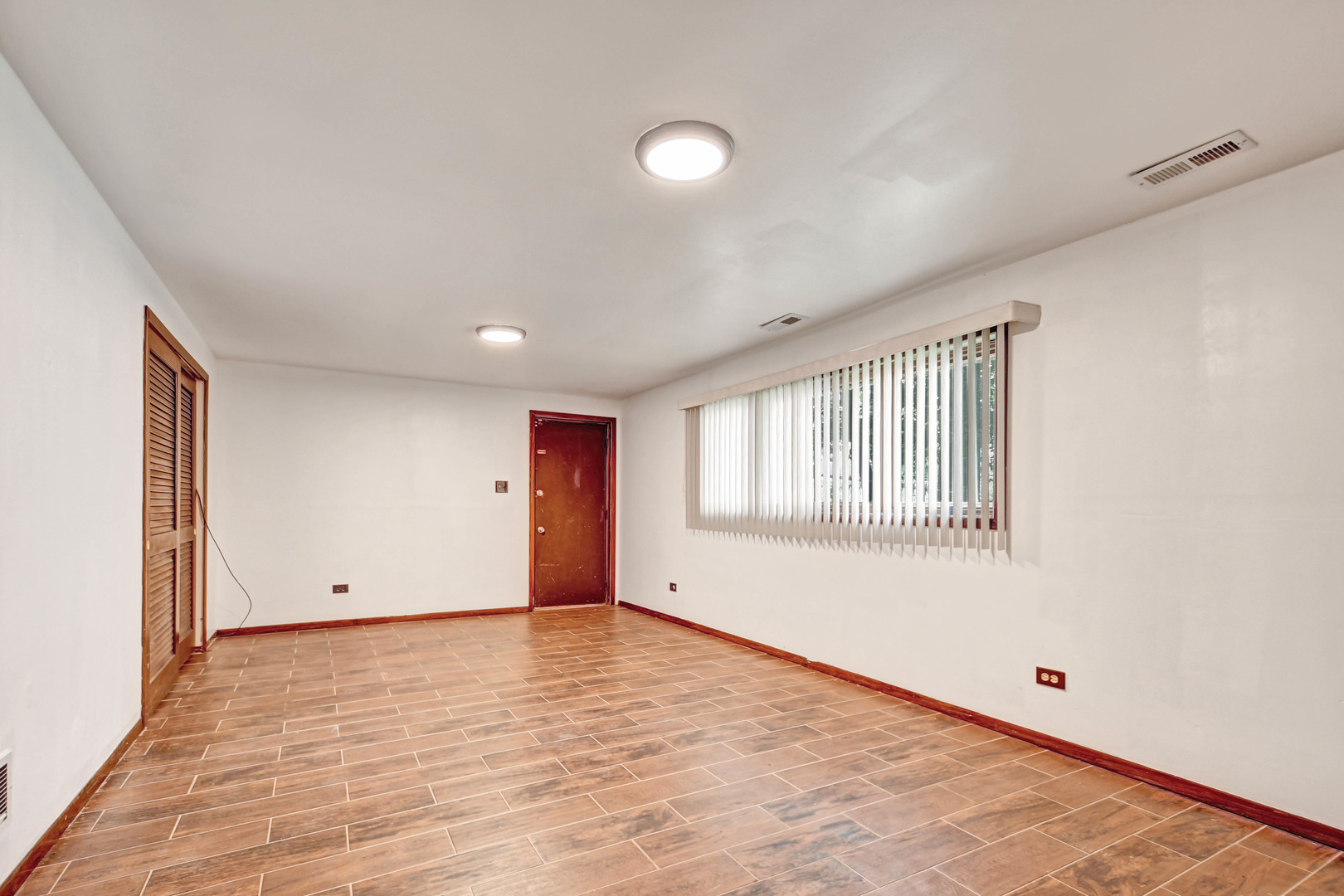 18932 Springfield Avenue Flossmoor, IL 60422 - Photo 15 of 22 a view of an empty room with wooden floor and a window