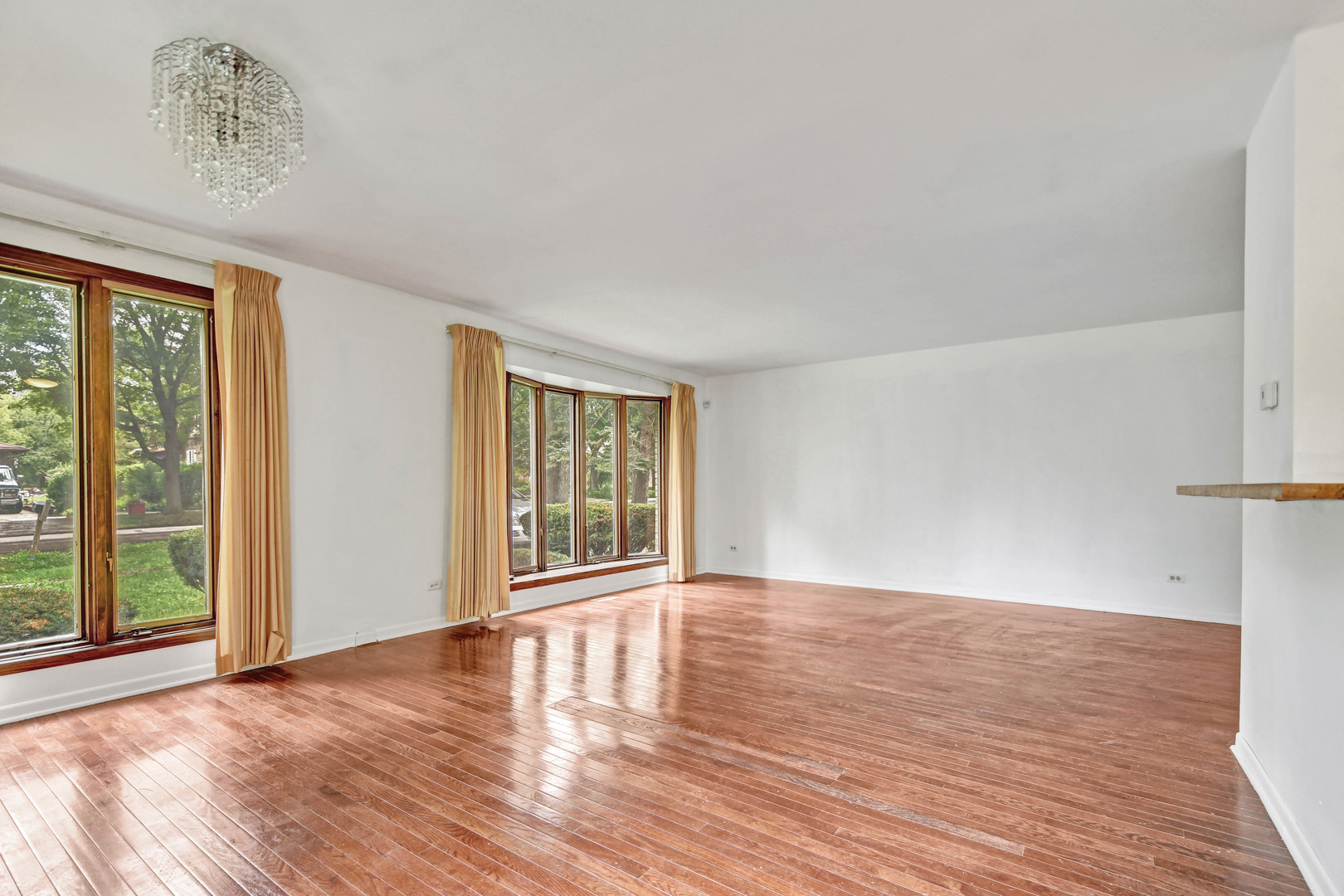18932 Springfield Avenue Flossmoor, IL 60422 - Photo 4 of 22 a view of an empty room with wooden floor and a window