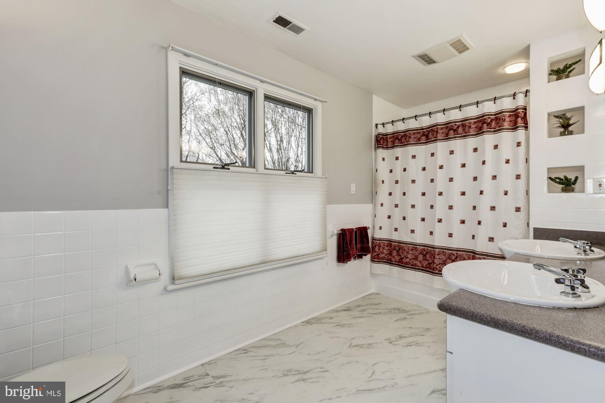 9608 Clearview Place Silver Spring, MD 20901 - Photo 23 of 31 Huge! Upper level bath