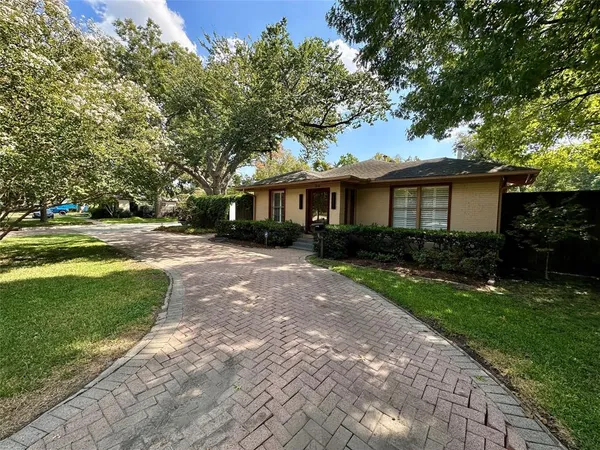 a view of yard in front of house with trees