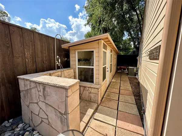 a view of a house with backyard and porch