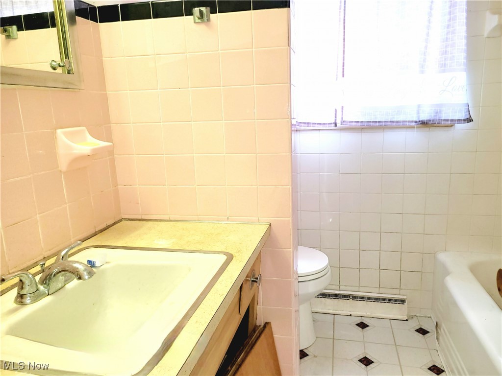 18307 Rosecliff Road Cleveland, OH 44119 - Photo 23 of 41 2nd Floor FULL bath with tub shower combo
