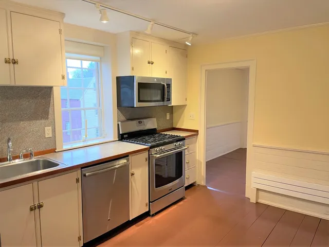 $2,900 | 72 Jefferson Street, Portsmouth, NH 03801
