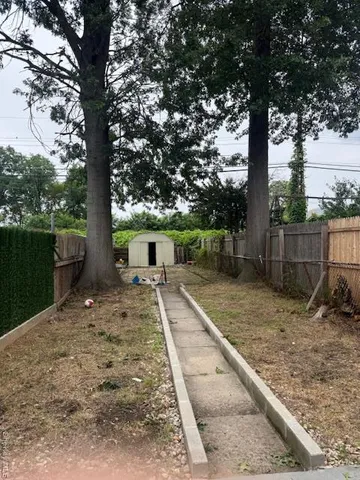 a view of a backyard