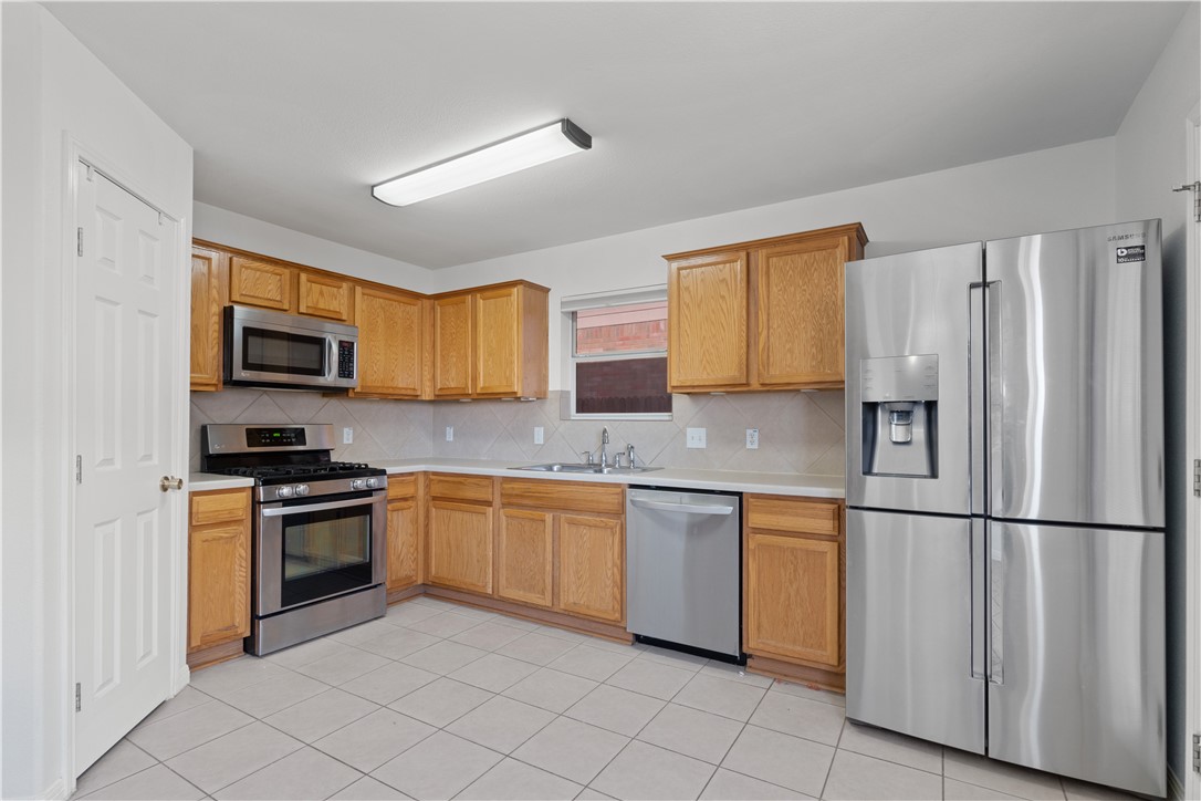 1533 Lorson Loop Round Rock, TX 78665 - Photo 9 of 27 a kitchen with granite countertop stainless steel appliances and cabinets