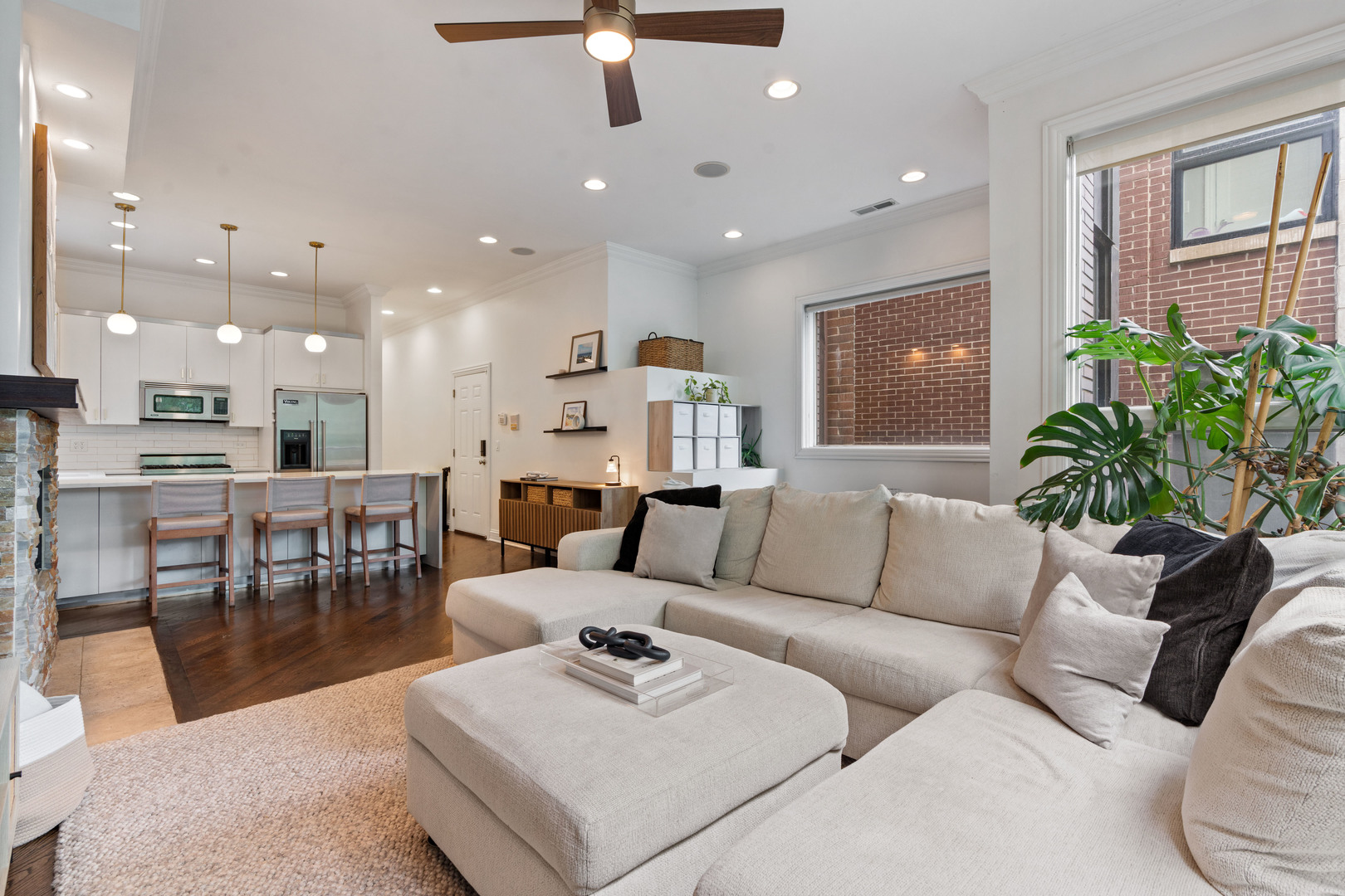 1131 West Addison Street, Unit 2 Chicago, IL 60613 - Photo 7 of 30 Gallery Image 7