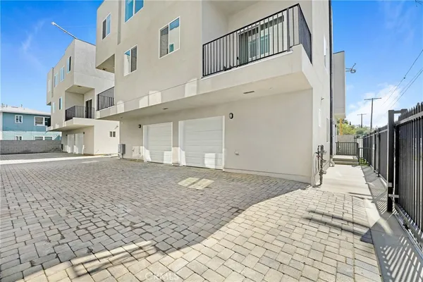 a view of a back yard of the building