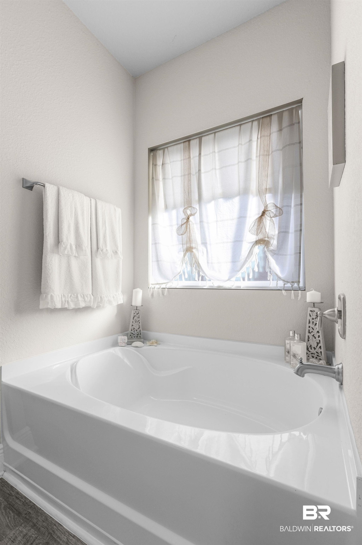 9056 Impala Drive Foley, AL 36535 - Photo 12 of 22 Bathroom featuring a tub