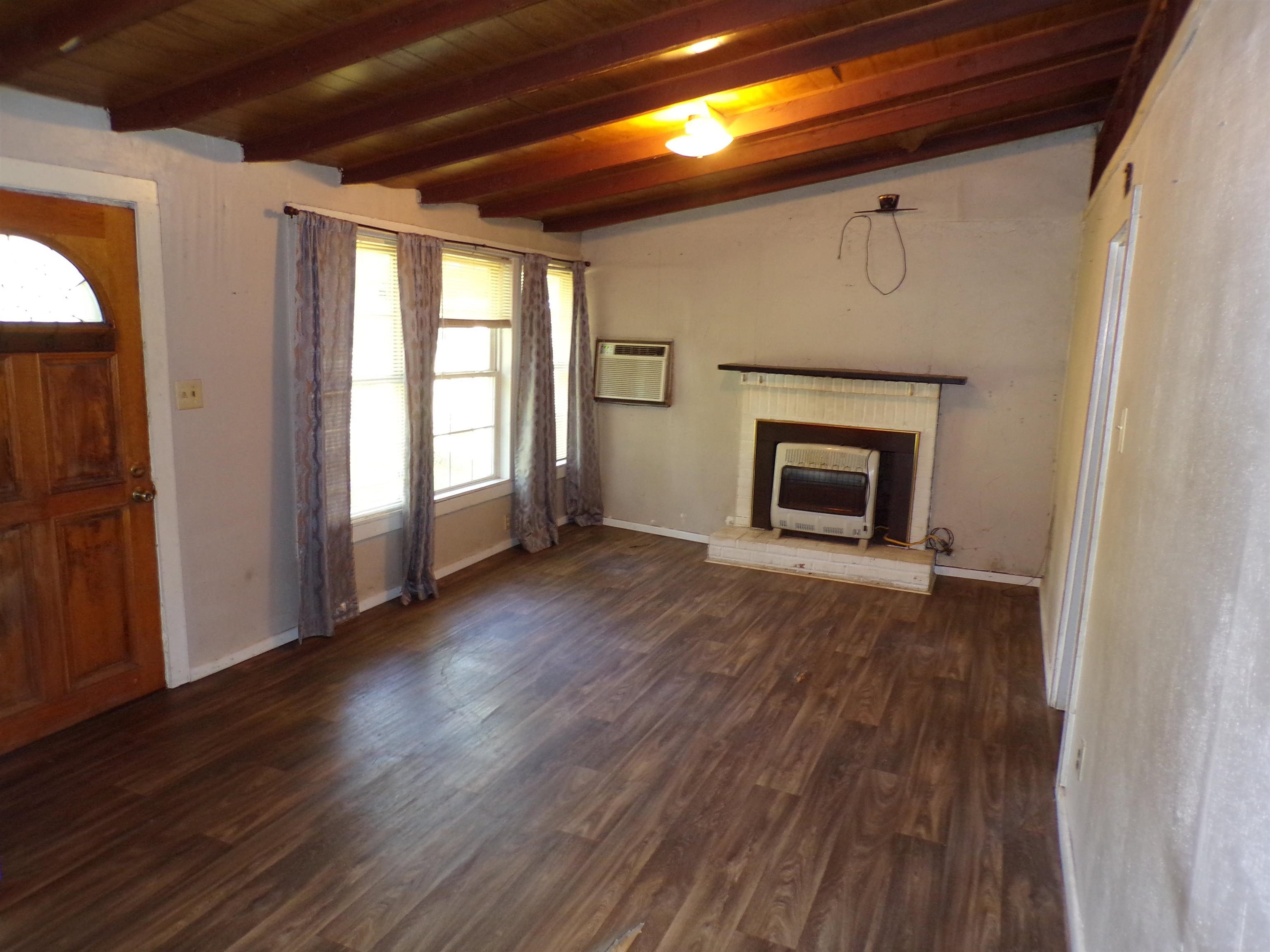 35 Cr 341 Road Iuka, MS 38852 - Photo 7 of 15 Vaulted wood-beamed ceiling over wood-finish flooring