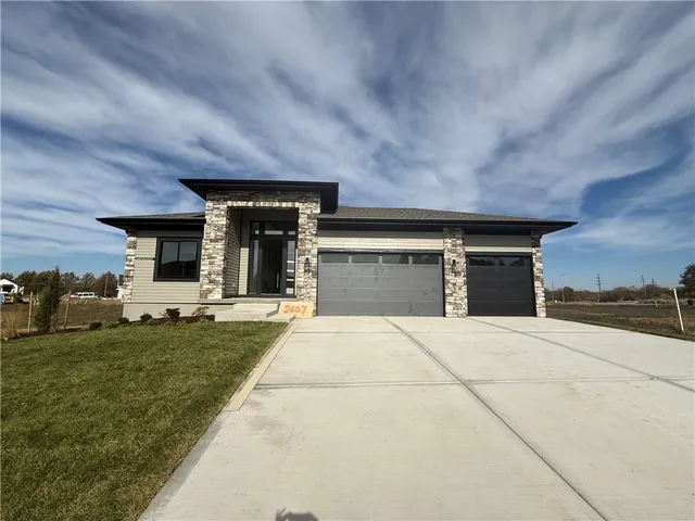 $854,100 | 2607 Northeast Woodland Court, Lee's Summit, MO 64086