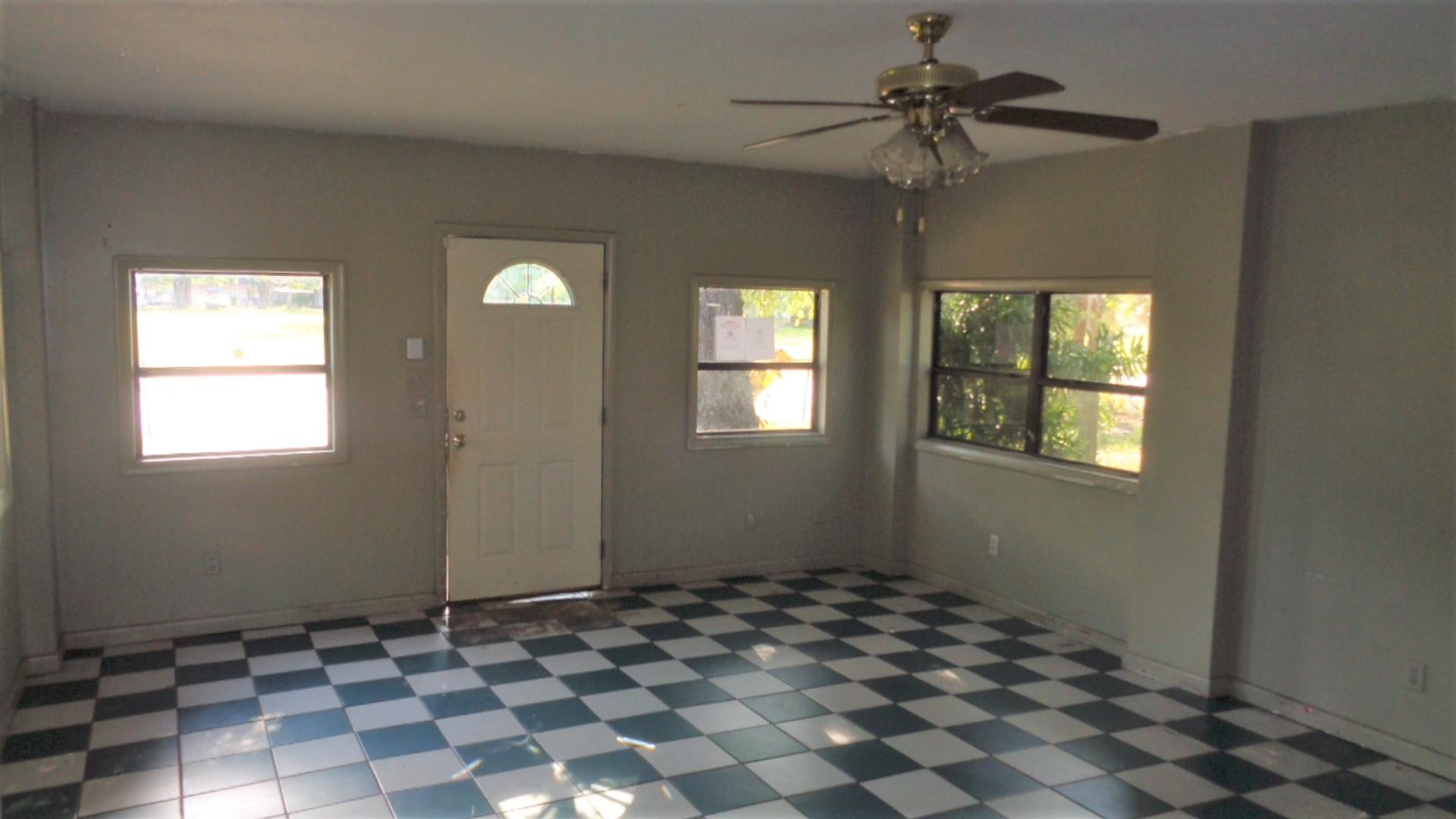 407 North 29th Street Fort Pierce, FL 34947 - Photo 5 of 14 DSC07367