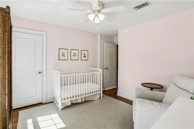 a view of livingroom with furniture