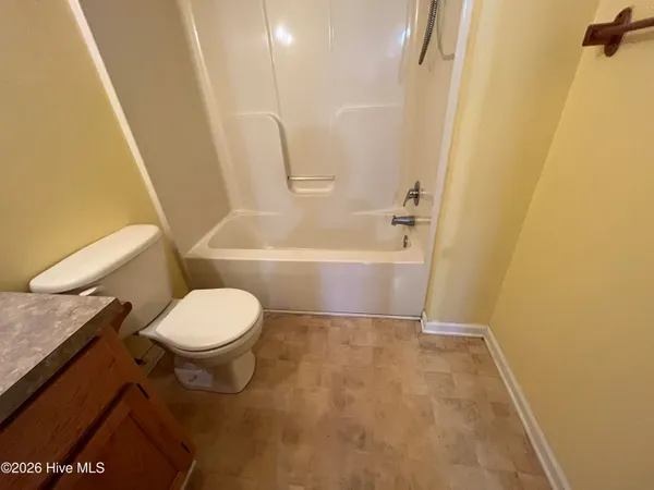 $1,317 | 212 Oak Grove Avenue, Elizabeth City, NC 27909